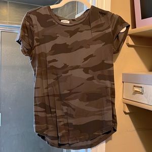 Splendid -trendy and cute camo T-shirt by Splendid size XS